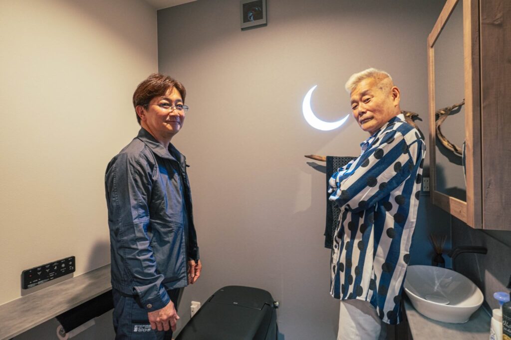 リフォーム後のトイレ　墨アーティスト西田梵彩様と落合工務店代表